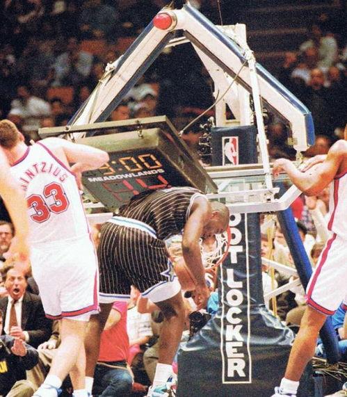 nba扣碎篮板视频,一记惊世扣篮引发的篮板破碎瞬间